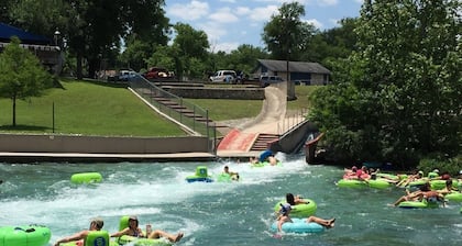 Free tubes. Schlitterbahn is a 3-minute drive. Walk to the Comal River.