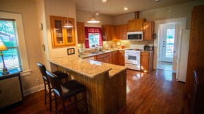 Fridge, microwave, oven, stovetop - Free tubes. Schlitterbahn is a 3-minute drive. Walk to the Comal River. (New Braunfels)