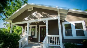 Exterior - Free tubes. Schlitterbahn is a 3-minute drive. Walk to the Comal River. (New Braunfels)