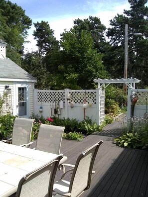 Outdoor dining - Eastham, Cape Cod - In Cape Cod National Seashore. Walk to Coast Guard Beach (Eastham)