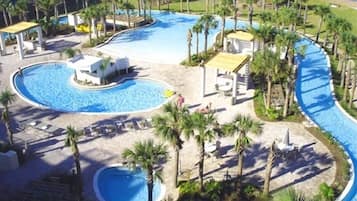 Una piscina al aire libre, una piscina climatizada
