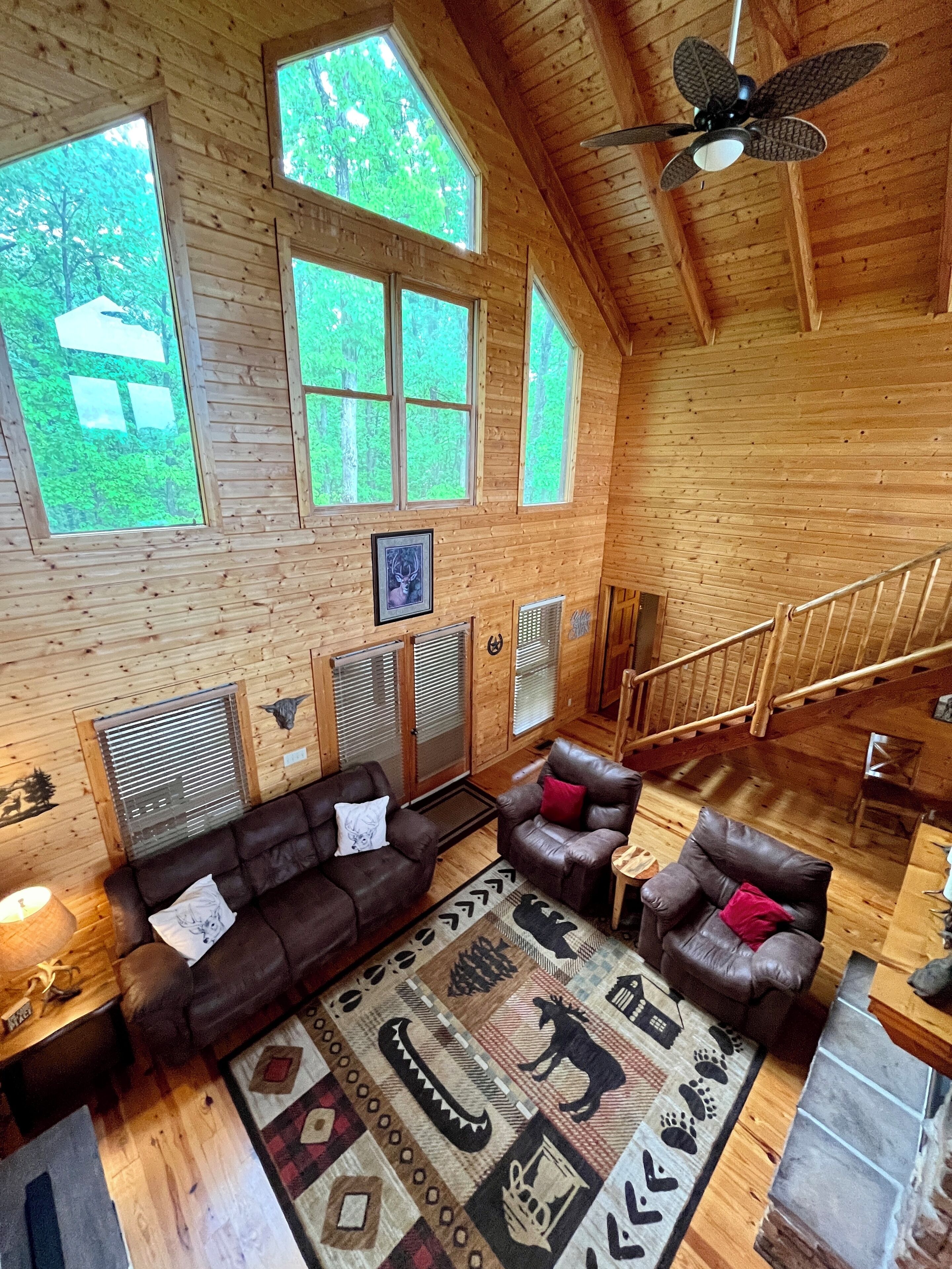 Smart TV, chimenea, futbolito y libros 