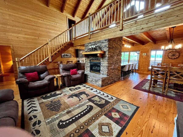 Smart-TV, Kamin, Tischfußball, Bücher