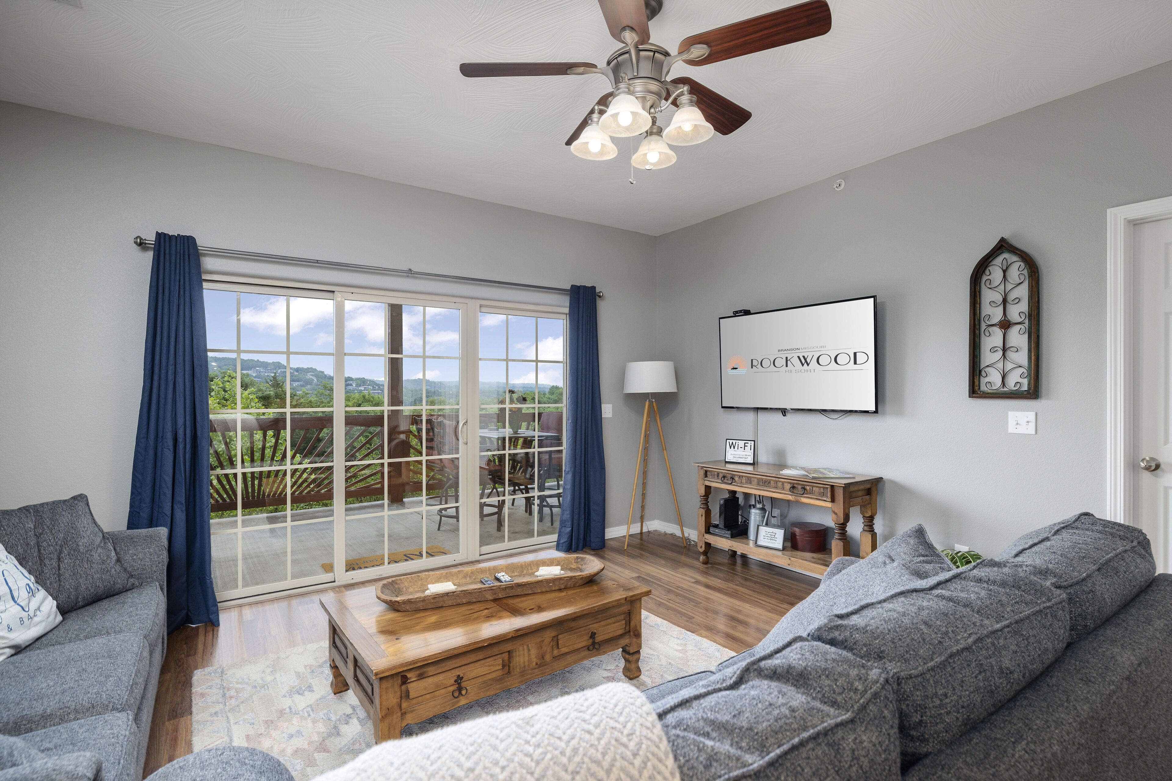 Luxury 3 bedroom apartment on the lake # 229031