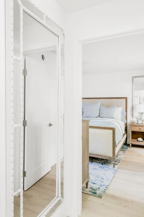 2 soverom, safe på rommet, strykejern/-brett og reiseseng for barn