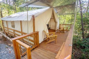 Terrace/patio - Cooler than your average stay - Glamourous Camping (Copperhill)