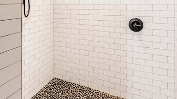 Douche, sèche-cheveux, shampoing