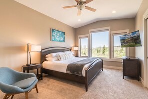 4 bedrooms, iron/ironing board, travel crib, free WiFi