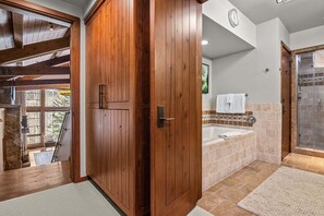 Combined shower/tub, hair dryer, towels - RMR: Timbers at Granite Ridge 3088 in Teton Village (Teton Village)