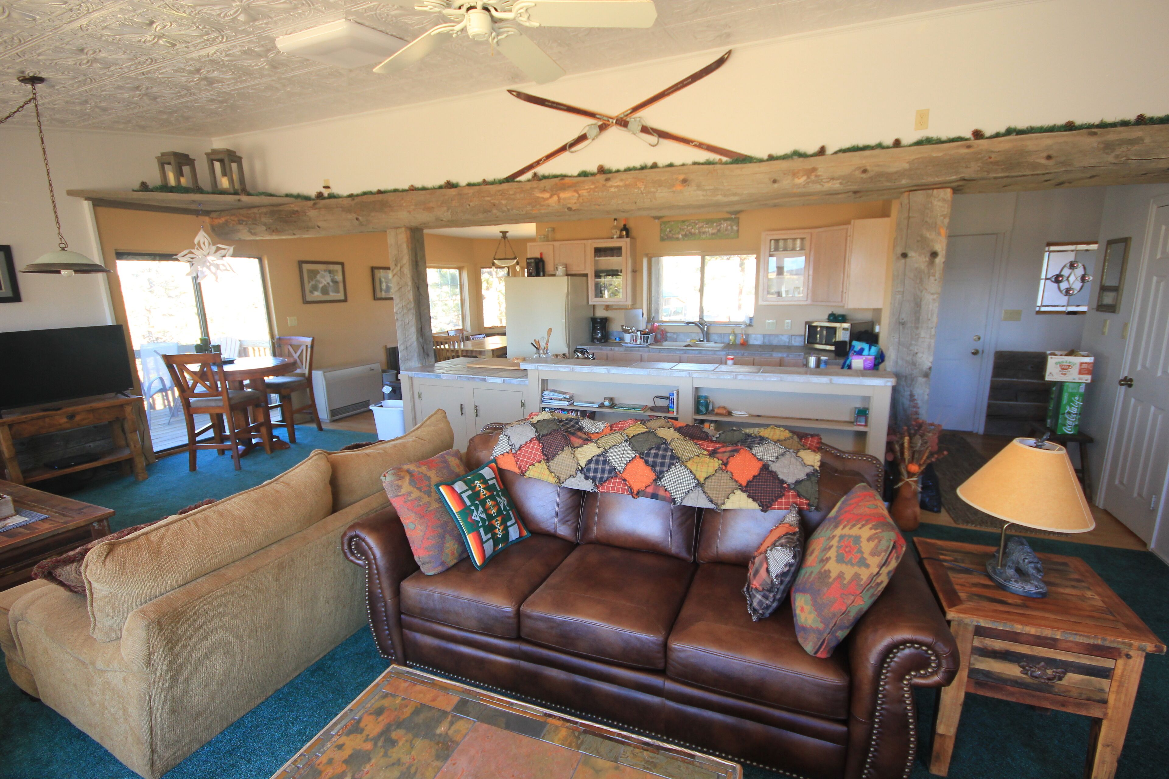 TV connectée, cheminée, lecteur de DVD, livres