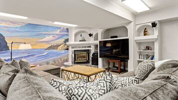 Smart TV, caminetto, lettore DVD, tavolo da ping pong