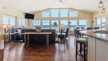 Smart TV, caminetto, lettore DVD, tavolo da ping pong