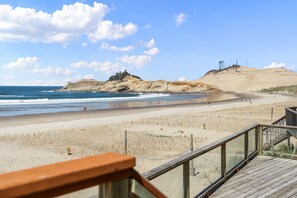 Plage, chaises longues, serviettes de plage