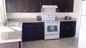 Coffee/tea maker, fridge, microwave, stovetop