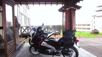 المنطقة المحيطة بالمنشأة