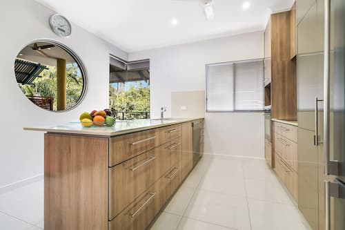 Full-sized fridge, microwave, oven, stovetop