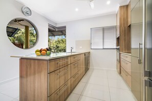 Frigorífico grande, microondas, horno y placa de cocina