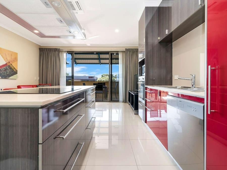 Full-sized fridge, microwave, oven, stovetop