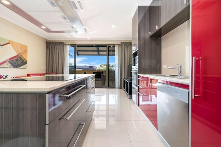 Refrigerador con freezer, microondas, horno, placa de cocina