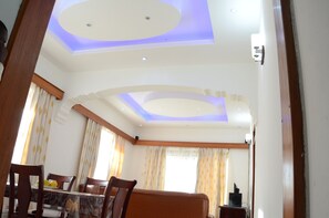 Premium-Apartment, 2 Schlafzimmer, mit Bad | Wohnzimmer | 40-Zoll-Flachbildfernseher mit Kabelempfang, Plasmafernseher, DVD-Player