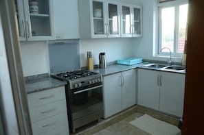 Executive Apartment, 2 Bedrooms, Ensuite | Private kitchen | Fridge, microwave, oven, stovetop - Muyenga Vacation Home (Kampala)