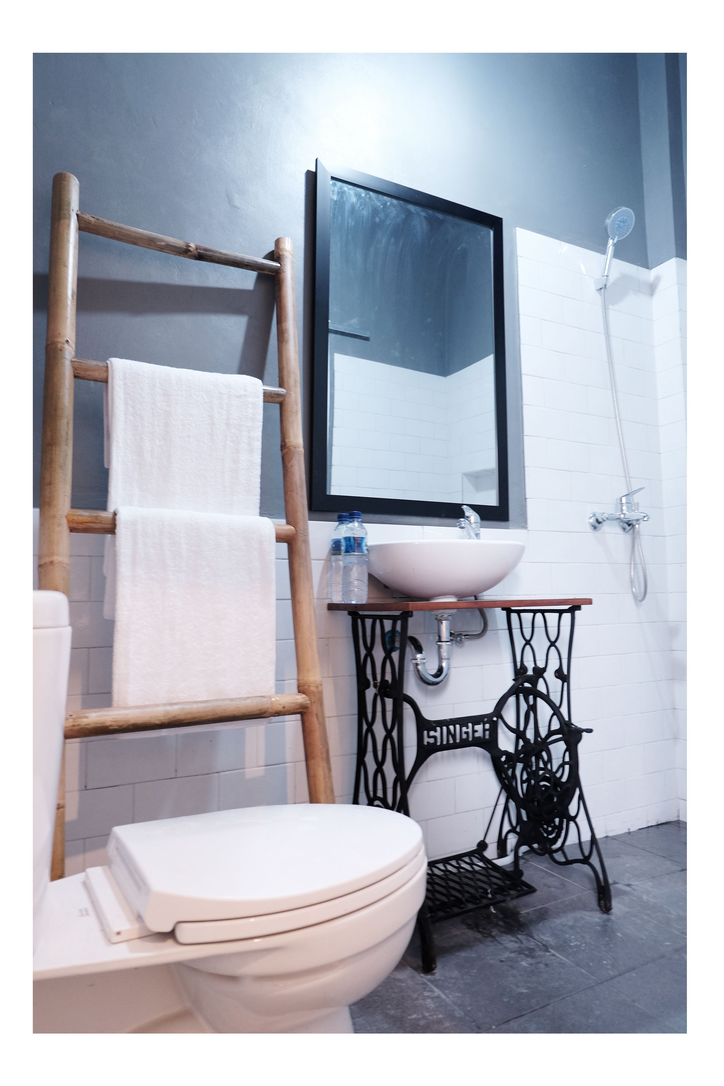 Shower, free toiletries, towels
