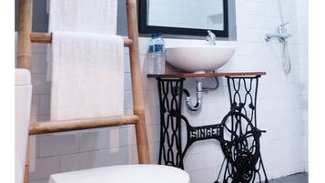 Shower, free toiletries, towels