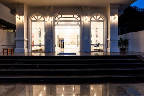 Fassade der Unterkunft – Abend/Nacht