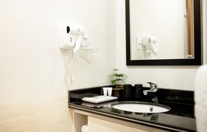 Shower, rainfall showerhead, free toiletries, hair dryer