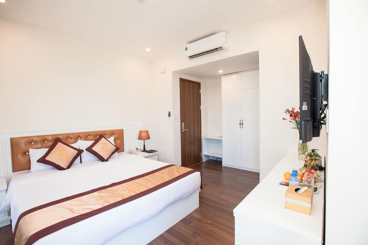 Suite | Minibar, desk, blackout curtains, soundproofing