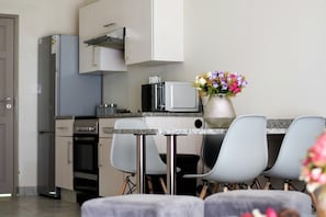Apartment, 2 Bedrooms | In-room dining