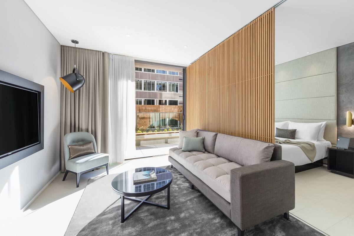 Suite – premier, 1 soverom | Oppholdsrom | En 55-tommers smart-TV med digitale kanaler samt TV og Netflix