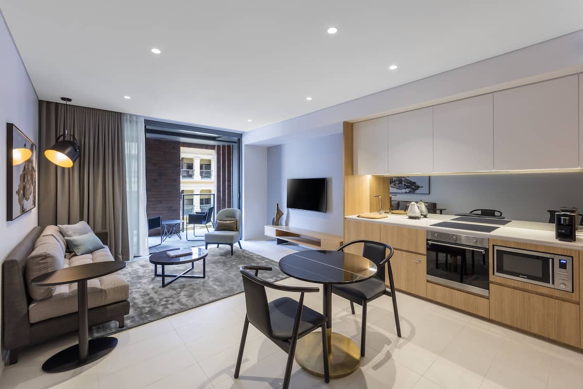 Suite – deluxe, 2 soverom | Oppholdsområde | En 55-tommers smart-TV med digitale kanaler samt TV og Netflix