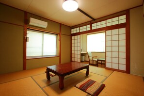 Habitación triple tradicional, baño compartido (Japanese-Style) | Ropa de cama