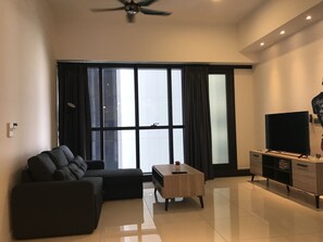 Deluxe Duplex, 2 Bedrooms | Living room