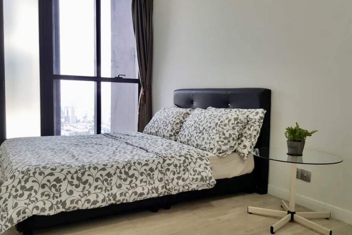 Apartment, 1 Bedroom | Desk, iron/ironing board, free WiFi