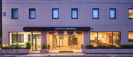 URAYASU SUN HOTEL har en modern fasad, stora fönster och en väl upplyst entré.