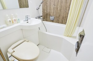 Ducha y bañera combinadas y artículos de higiene personal gratuitos