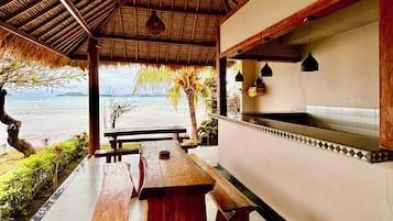 Breakfast, lunch, dinner served; local and international cuisine
