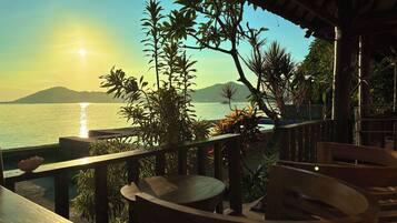 Bungalow Standar, pemandangan laut | Teras/patio