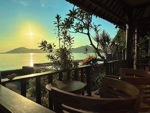 Terrace/patio - Krisna Bungalows & Restaurant (Sekotong Barat)