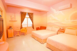 Chambre quadruple Confort | Bureau, rideaux d’obscurcissement, accès au Wi-Fi (inclus)
