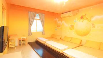 Fjölskylduherbergi | Skrifborð, myrkratjöld/-gardínur, ókeypis þráðlaus nettenging, rúmföt