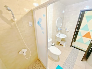 Quarto quádruplo conforto | Banheiro | Chuveiro, produtos de toalete grátis, secador de cabelo, chinelos