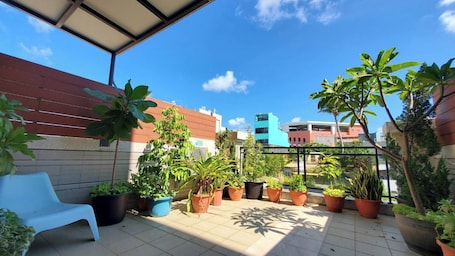 Deluxe Quadruple Room, Multiple Beds, Bathtub | 1 bedroom, down comforters, blackout drapes, rollaway beds