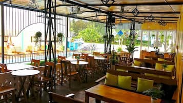 Melayani sarapan, makan siang, dan makan malam