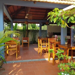 Breakfast, lunch and dinner served