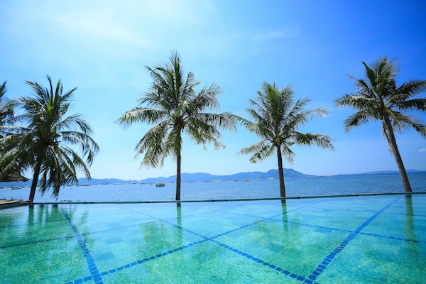 Outdoor pool, pool loungers