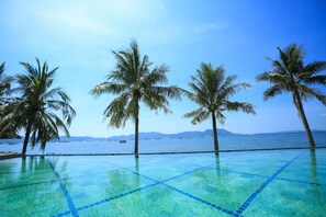 Outdoor pool, sun loungers - Que Toi Village Resort Phu Yen (Song Cau)