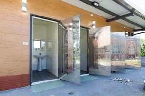 Shower, rainfall showerhead, free toiletries, hair dryer - 512 Huts Homestay (Dongshan)